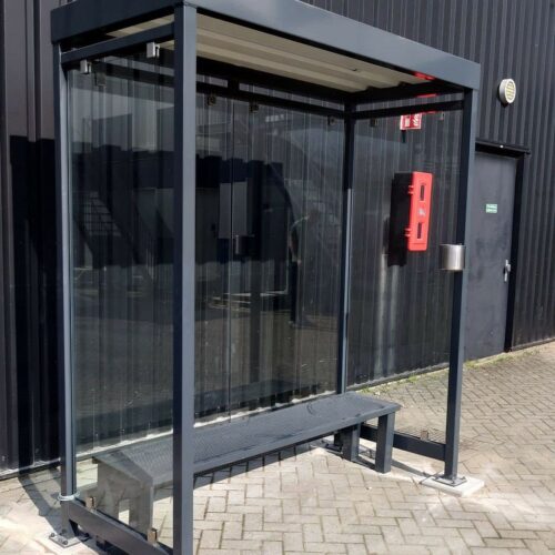 Parkbank Danielle 61 Onze parkbank Danielle in een kleine rookabri. Beide gecoat in ral 7016.